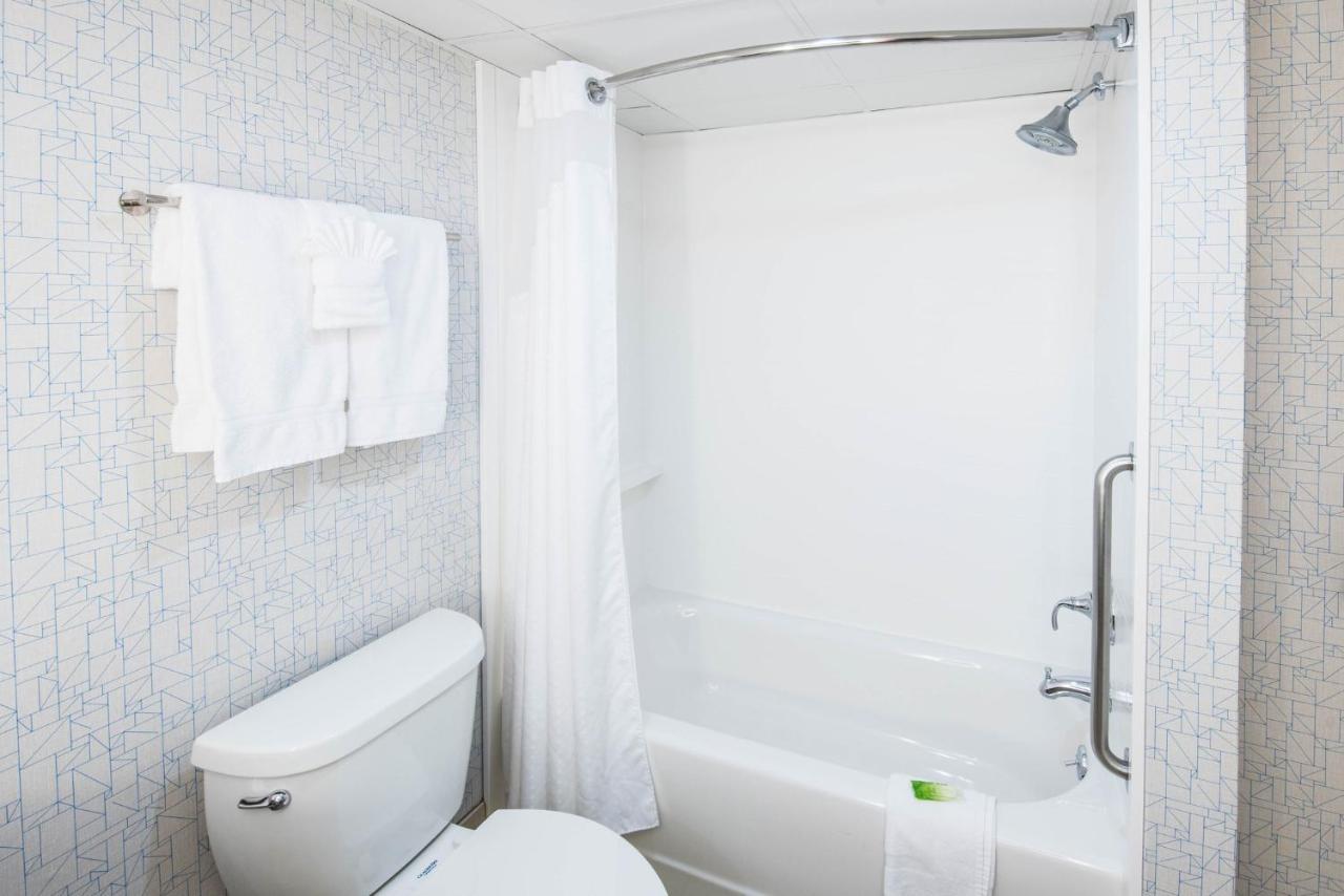 Holiday Inn Express Woodbridge By Ihg Avenel Exterior foto